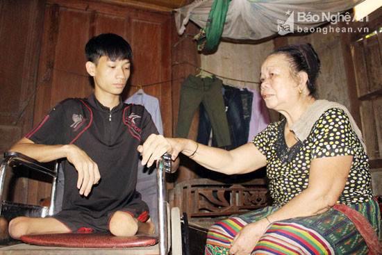 Bố mẹ vướng vào vòng lao lý vì tội buôn bán chất ma túy, Lương Văn Mậu ở cùng ông bà ngoại. Ông ngoại mất, bà ngoại tiếp tục cưu mang đứa cháu tật nguyền.