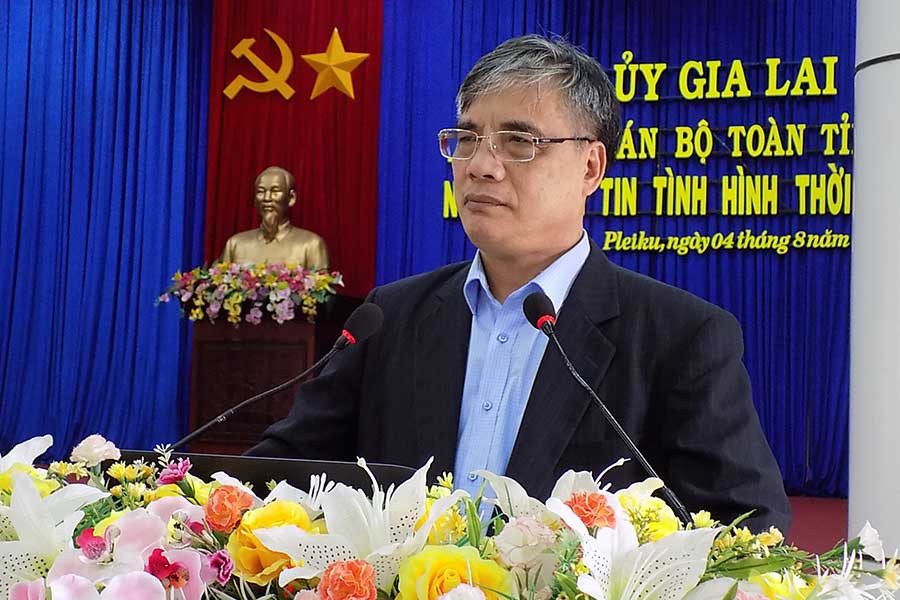 Phó Giáo sư, Tiến sĩ Trần Đình Thiên phổ biến thông tin thời sự. Ảnh: T.N