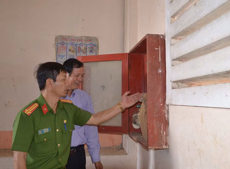 Nhiều thiết bị PCCC của các trường học còn thiếu, không sử dụng được. Ảnh: Ngọc Thu