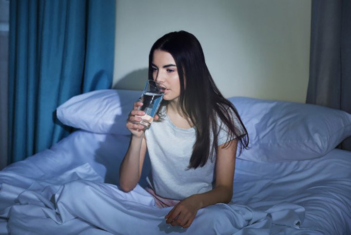 Bạn uống nước trước khi đi ngủ: Nếu uống nhiều nước trước khi đi ngủ, bạn có thể phải thức dậy nhiều lần để đi tiểu vào ban đêm. Bạn cần phải ngừng uống nước ít nhất một giờ trước khi đi ngủ để phá vỡ thói quen này. Bạn uống nước trước khi đi ngủ: Nếu uống nhiều nước trước khi đi ngủ, bạn có thể phải thức dậy nhiều lần để đi tiểu vào ban đêm. Bạn cần phải ngừng uống nước ít nhất một giờ trước khi đi ngủ để phá vỡ thói quen này.