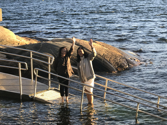  NS Thúy Vân và Nguyễn Thanh (đàn tỳ bà) tại bến cảng Droebak