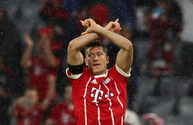 Lewandowski - tác giả bàn nâng tỉ số lên 3-0 cho B.M. Ảnh: REUTERS Lewandowski - tác giả bàn nâng tỉ số lên 3-0 cho B.M. Ảnh: REUTERS
