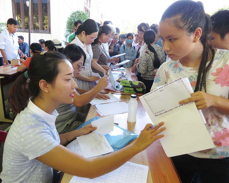 Thí sinh nộp hồ sơ xét tuyển vào Đại học Huế. Ảnh: Bùi Oanh Thí sinh nộp hồ sơ xét tuyển vào Đại học Huế. Ảnh: Bùi Oanh