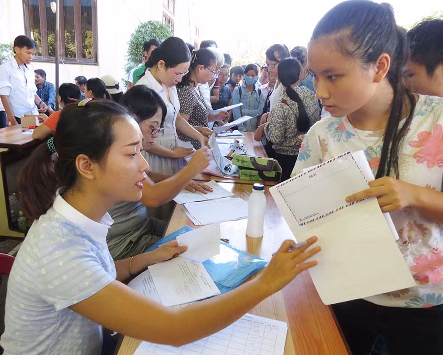 Thí sinh nộp hồ sơ xét tuyển vào Đại học Huế. Ảnh: Bùi Oanh