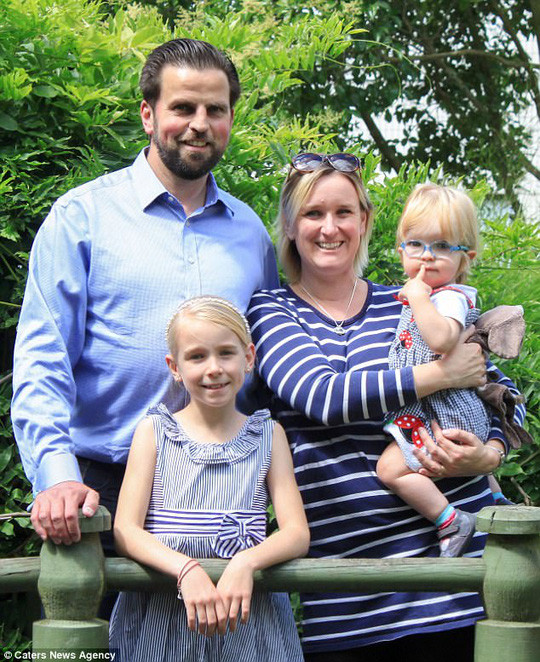  Lucy bên cha mẹ và chị gái