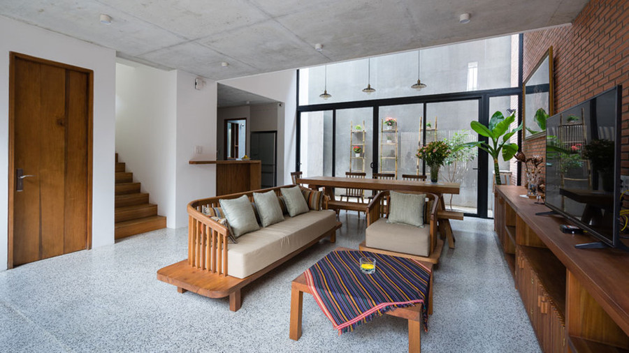 Tầng lửng là nơi các thành viên trong gia đình tụ hội, cùng nghe nhạc, đọc sách thư giãn.