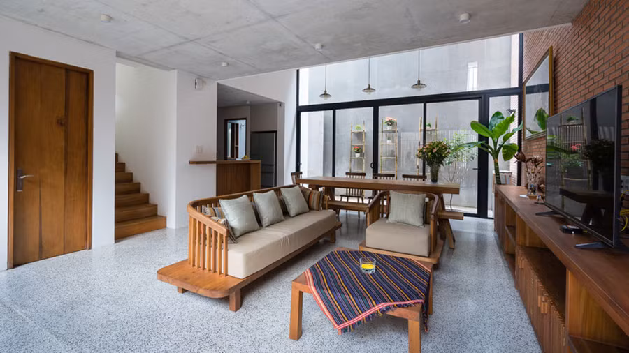 Tầng lửng là nơi các thành viên trong gia đình tụ hội, cùng nghe nhạc, đọc sách thư giãn.