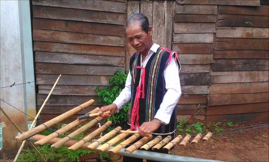 Cả cuộc đời gắn bó với đàn T’rưng, già Siu Chi - người dân tộc J’rai (làng Gran, xã Ia Hlốp, huyện Chư Sê, tỉnh Gia Lai) - được biết đến là người sử dụng thành thạo nhiều loại nhạc cụ dân tộc truyền thống như cồng chiêng, đàn T'rưng, đàn goong… Là một người làm đàn và đánh đàn T’rưng trên 50 năm, khi được hỏi vể ước muốn, già Siu Chi bảo 