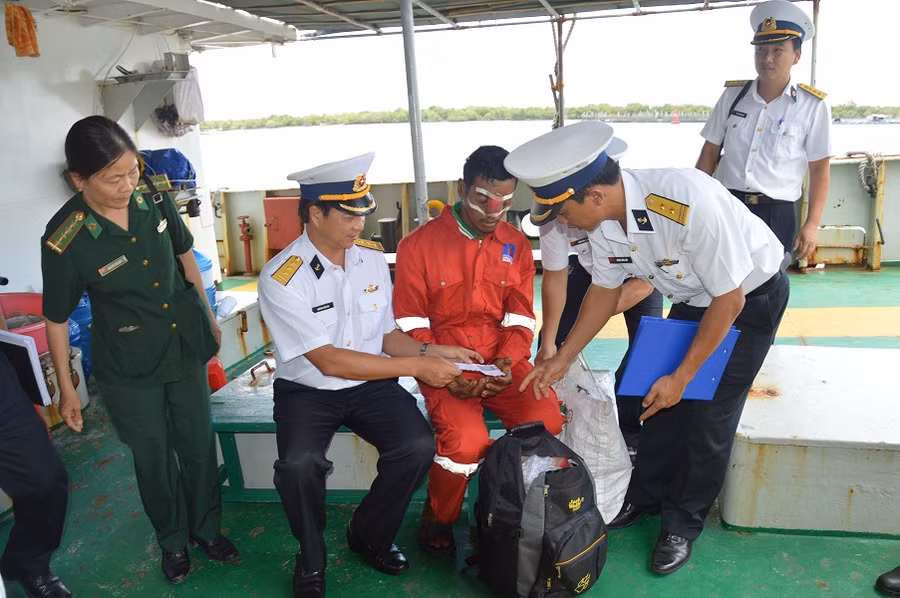 Ngư dân Nguyễn Văn Việt (áo đỏ, ngồi giữa) nhận quà động viên của hải đoàn 129. Ảnh: Thế Duy Ngư dân Nguyễn Văn Việt (áo đỏ, ngồi giữa) nhận quà động viên của hải đoàn 129. Ảnh: Thế Duy