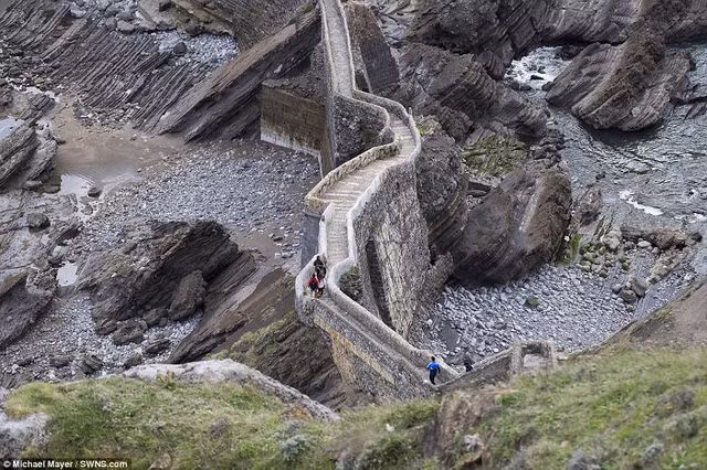  Đường đi trên đảo Gaztelugatxe