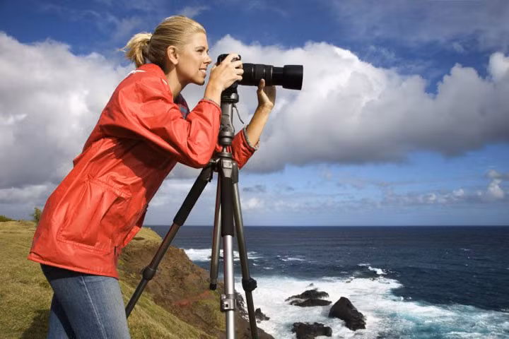 Sử dụng chân máy ảnh. Dù mang theo chân máy sẽ khiến cho hành lý của bạn hơn cồng kềnh nhưng nó sẽ mang lại hiệu quả tốt hơn cho những bức ảnh của bạn.