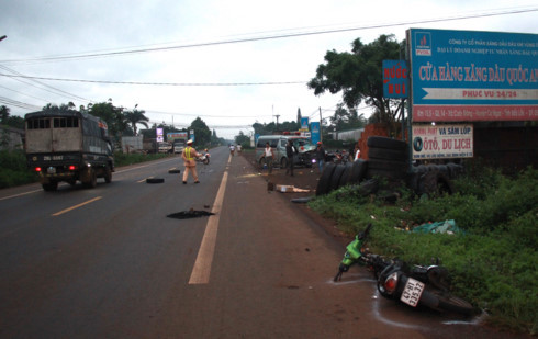 Xe cấp cứu 24/24 tông trực diện xe máy, hai thanh niên thương vong.