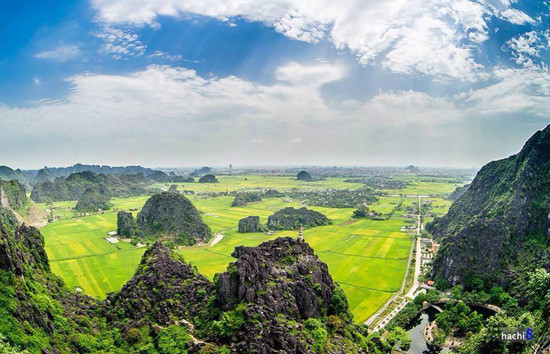 Hang Múa ở xã Ninh Xuân, huyện Hoa Lư, Ninh Bình được mệnh danh là "nàng thơ của Tam Cốc" hay "Vạn lý trường thành của Việt Nam" với khung cảnh hùng vĩ của những đỉnh núi, một chút thơ mộng của những cánh đồng lúa chín vàng rợp cánh cò bay hay những ngọn tháp đầy ma mị trên đỉnh núi. Hang Múa ở xã Ninh Xuân, huyện Hoa Lư, Ninh Bình được mệnh danh là