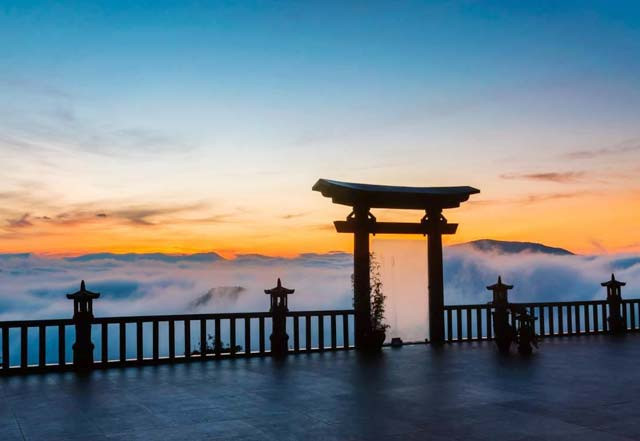 Chốn "bồng lai tiên cảnh" ở cổng trời Linh Quy Pháp Ấn. (Ảnh: dulichvietnam) Chốn