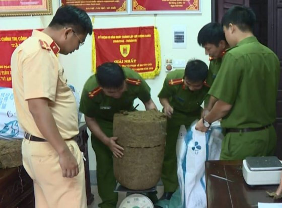 Lực lượng công an kiểm đếm tang vật ma túy thu giữ được.  Lực lượng công an kiểm đếm tang vật ma túy thu giữ được.