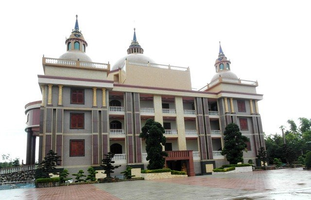 Dinh thự của đại gia Trầm Bê có năm chóp, tọa lạc trong một khuôn viên rộng.