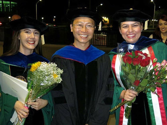 PGS-TS Phan Mạnh Hưởng (giữa) bên các nghiên cứu sinh mà anh hướng dẫn. PGS-TS Phan Mạnh Hưởng (giữa) bên các nghiên cứu sinh mà anh hướng dẫn.