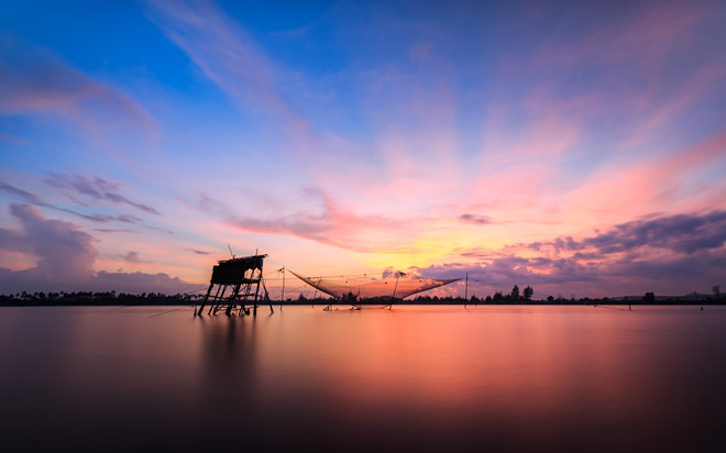 Khung cảnh lãng mạn trên đầm Thủy Triều khi hoàng hôn buông xuống. Khung cảnh lãng mạn trên đầm Thủy Triều khi hoàng hôn buông xuống.