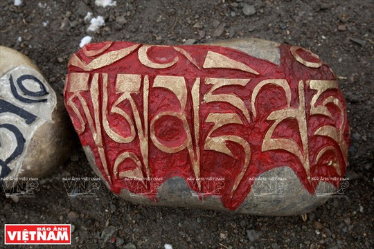 Những hòn đá được khắc chữ Tạng để trên núi cầu nguyện điều tốt lành cho chúng sinh. Những hòn đá được khắc chữ Tạng để trên núi cầu nguyện điều tốt lành cho chúng sinh.