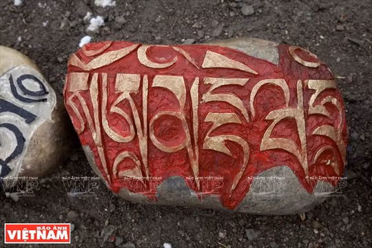 Những hòn đá được khắc chữ Tạng để trên núi cầu nguyện điều tốt lành cho chúng sinh.