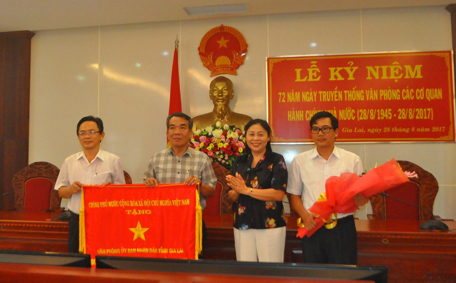 Văn phòng UBND tỉnh Gia Lai vinh dự đón nhận cờ thi đua đơn vị xuất sắc trong phong trào thi đua yêu nước năm 2016 của Chính phủ nước CHXHCN Việt Nam. Ảnh: Trần Dung Văn phòng UBND tỉnh Gia Lai vinh dự đón nhận cờ thi đua đơn vị xuất sắc trong phong trào thi đua yêu nước năm 2016 của Chính phủ nước CHXHCN Việt Nam. Ảnh: Trần Dung