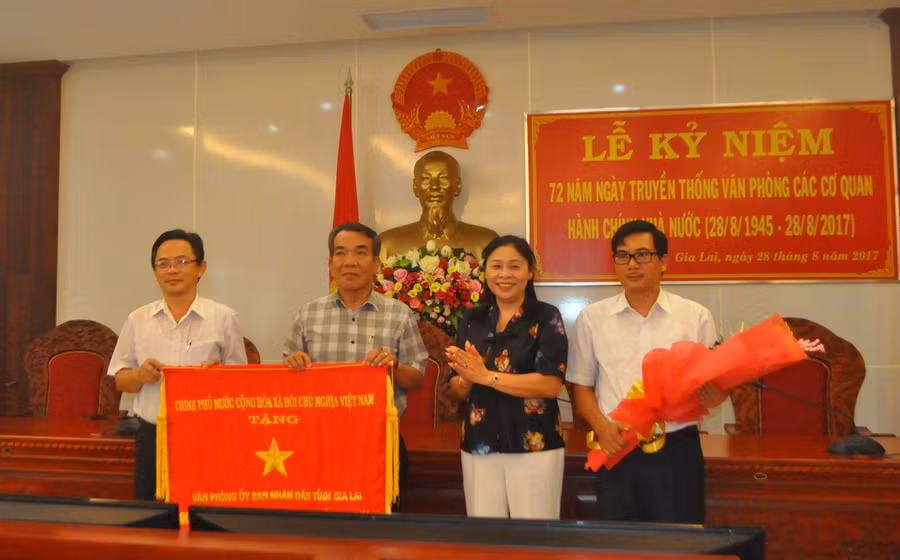 Văn phòng UBND tỉnh Gia Lai vinh dự đón nhận cờ thi đua đơn vị xuất sắc trong phong trào thi đua yêu nước năm 2016 của Chính phủ nước CHXHCN Việt Nam. Ảnh: Trần Dung