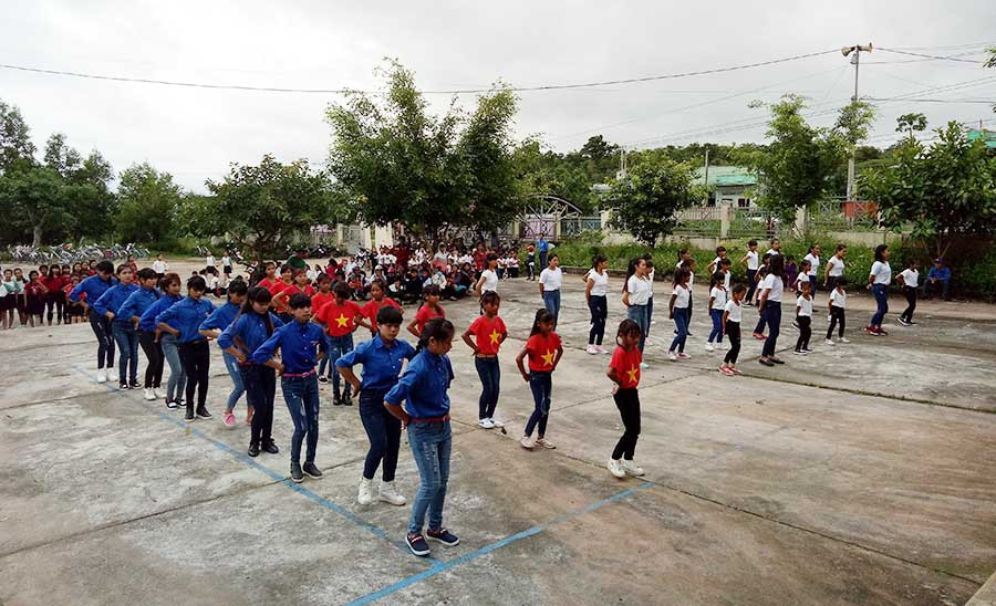  Các em nhỏ biểu diễn các điệu múa dân vũ. Ảnh: Phương Liên