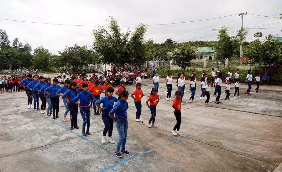  Các em nhỏ biểu diễn các điệu múa dân vũ. Ảnh: Phương Liên