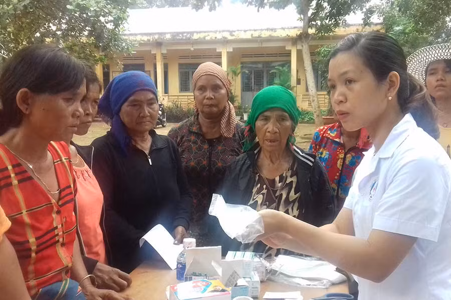  Bác sĩ Trung tâm Y tế Đức Cơ phát thuốc miễn phí cho bà con nghèo xã Ia Kriêng. Ảnh: Thủy Nhiên 