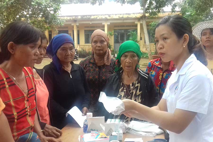  Bác sĩ Trung tâm Y tế Đức Cơ phát thuốc miễn phí cho bà con nghèo xã Ia Kriêng. Ảnh: Thủy Nhiên 