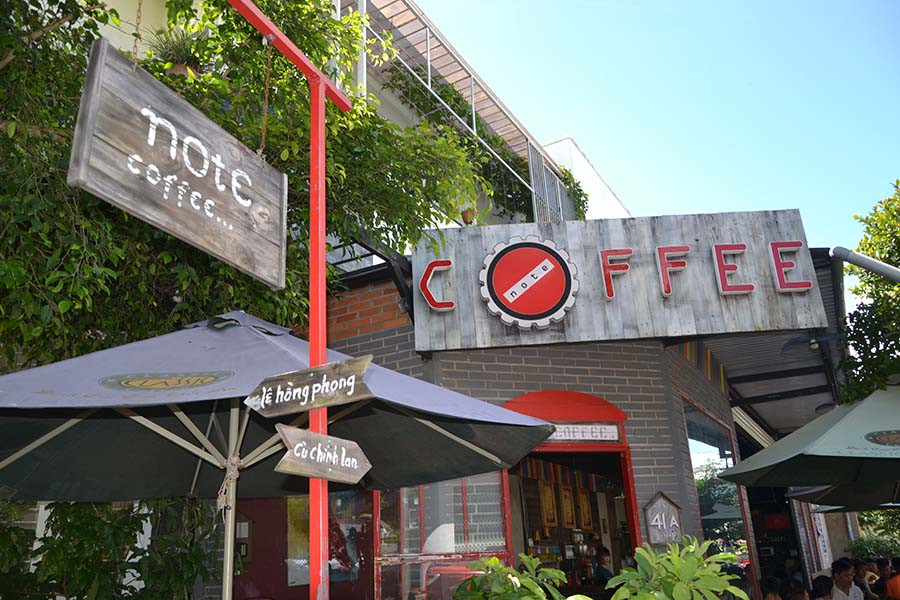 Quán Note Coffee theo phong cách hoài cổ một góc phố xưa. Ảnh: N.T Quán Note Coffee theo phong cách hoài cổ một góc phố xưa. Ảnh: N.T