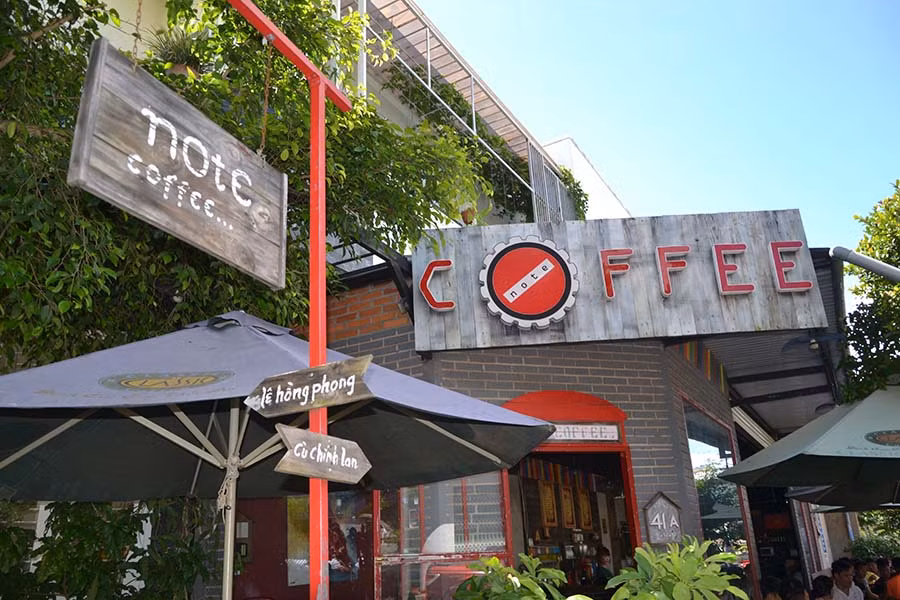 Quán Note Coffee theo phong cách hoài cổ một góc phố xưa. Ảnh: N.T