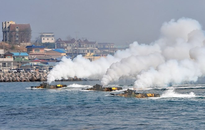 Lính thủy đánh bộ Hàn Quốc diễn tập đổ bộ trên bãi biển.