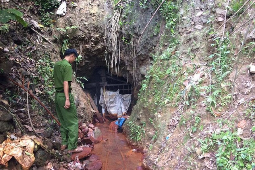 Các lối vào vùng mỏ, miệng hầm đều được công an chốt chặn, nhưng tình hình vẫn hỗn loạn khi Bồng Miêu vô chủ. Các lối vào vùng mỏ, miệng hầm đều được công an chốt chặn, nhưng tình hình vẫn hỗn loạn khi Bồng Miêu vô chủ.