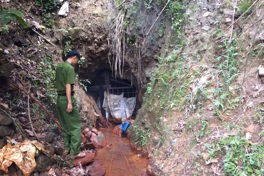 Các lối vào vùng mỏ, miệng hầm đều được công an chốt chặn, nhưng tình hình vẫn hỗn loạn khi Bồng Miêu vô chủ.
