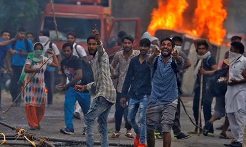 Người biểu tình ủng hộ giáo sĩ Singh đốt phá hôm 25-8. Ảnh: Reuters