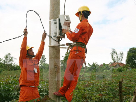 Công nhân Công ty Điện lực Kon Tum nâng cấp, cải tạo lưới điện phân phối tại huyện Sa Thầy.