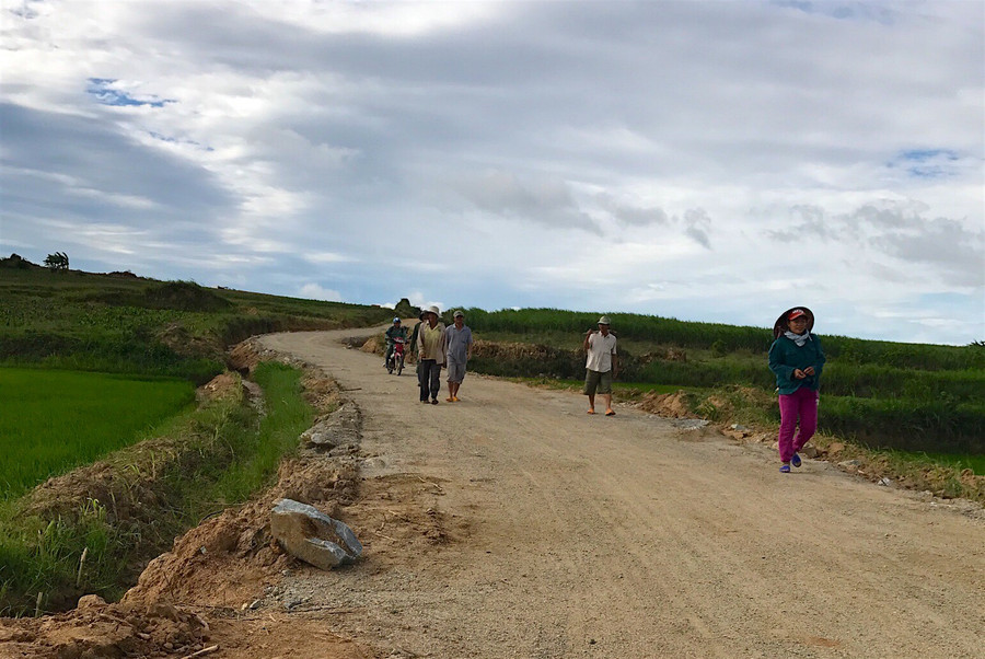 Người dân xã Xuân An phấn khởi ra khu sản xuất trên tuyến đường nội đồng rộng 6 mét thay thế cho con đường nhỏ hẹp trước đây. Ảnh: Hồng Thi