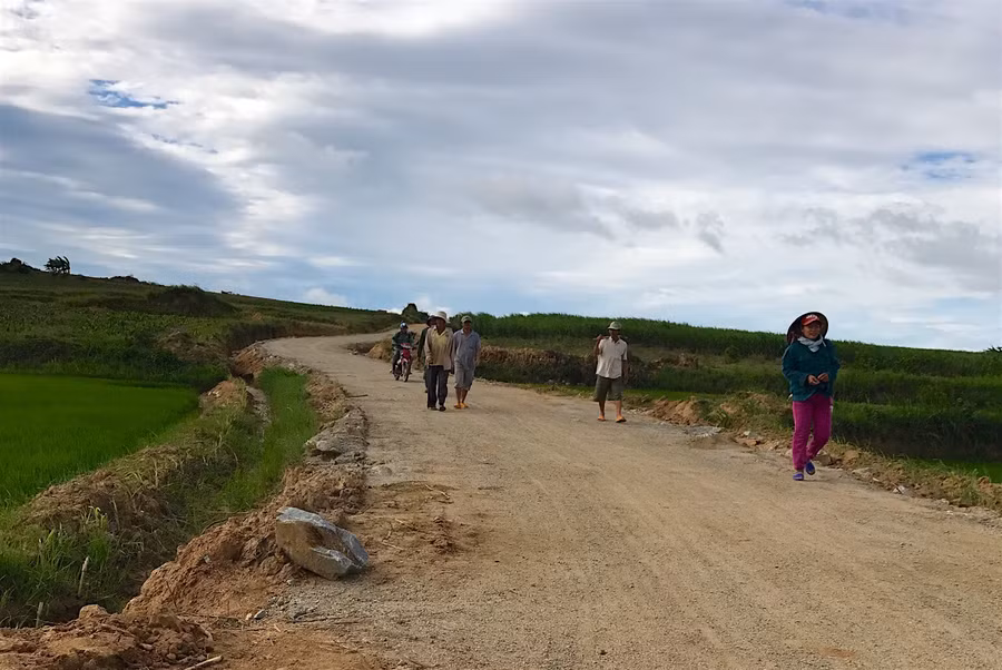 Người dân xã Xuân An phấn khởi ra khu sản xuất trên tuyến đường nội đồng rộng 6 mét thay thế cho con đường nhỏ hẹp trước đây. Ảnh: Hồng Thi