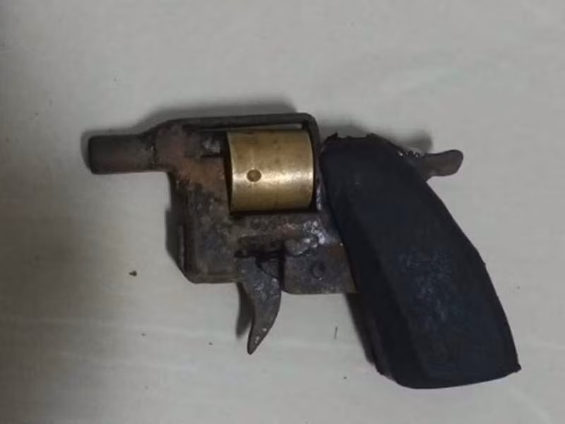 Khẩu súng mà các bị can sử dụng trong sòng bạc.