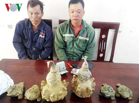  Hai đối tượng cùng tang vật tại cơ quan điều tra. (Ảnh: Tường Vi)