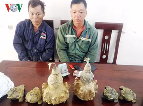  Hai đối tượng cùng tang vật tại cơ quan điều tra. (Ảnh: Tường Vi)