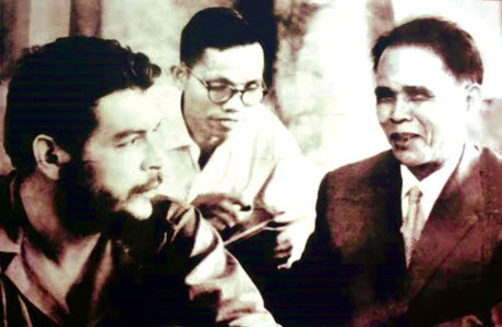 Anh hùng Núp trong một lần nói chuyện cùng Che Guevara.  Anh hùng Núp trong một lần nói chuyện cùng Che Guevara.