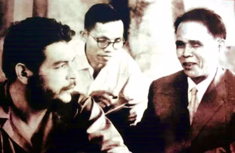  Anh hùng Núp trong một lần nói chuyện cùng Che Guevara.