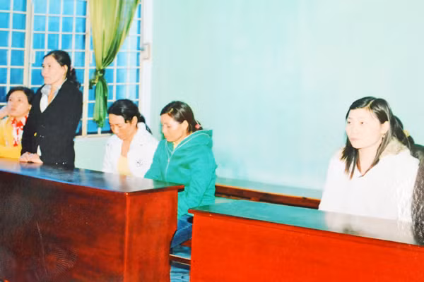 Các đương sự trong phiên tòa phúc thẩm. Ảnh: H.C