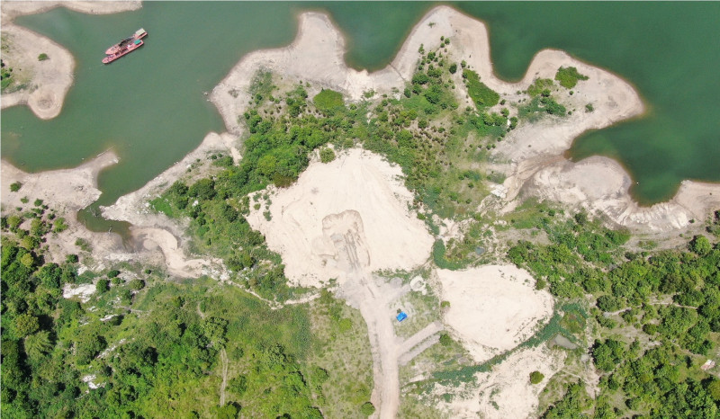 Toàn cảnh 2 bãi cát tập kết nhìn từ trên cao. Ảnh nguồn Công An Nhân Dân