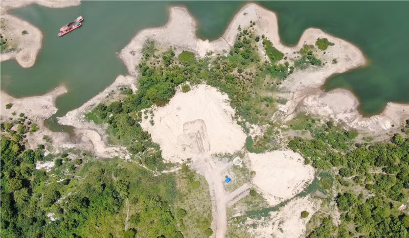 Toàn cảnh 2 bãi cát tập kết nhìn từ trên cao. Ảnh nguồn Công An Nhân Dân