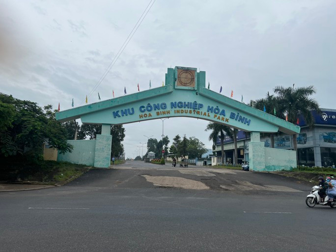 UBND tỉnh Kon Tum đã chấm dứt việc cho Công ty Đầu tư và Phát triển hạ tầng Khu kinh tế thuê đất đã được nhà nước đầu tư hạ tầng để cho các doanh nghiệp thuê lại tại Khu Công nghiệp Hoà Bình