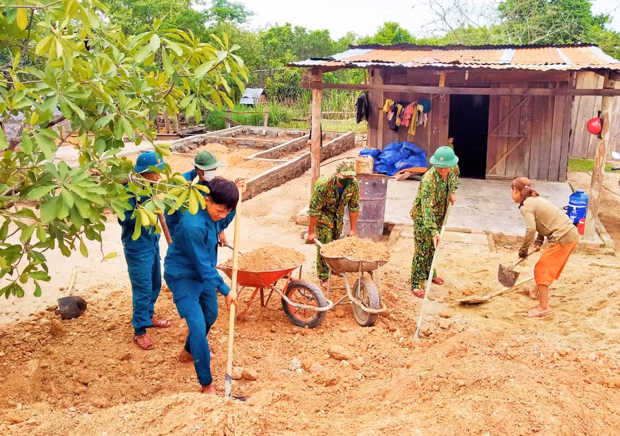 Cán bộ, chiến sĩ Đồn Biên phòng Ia Púch (huyện Chư Prông) giúp dân làm nhà. Ảnh: Thiên Thanh
