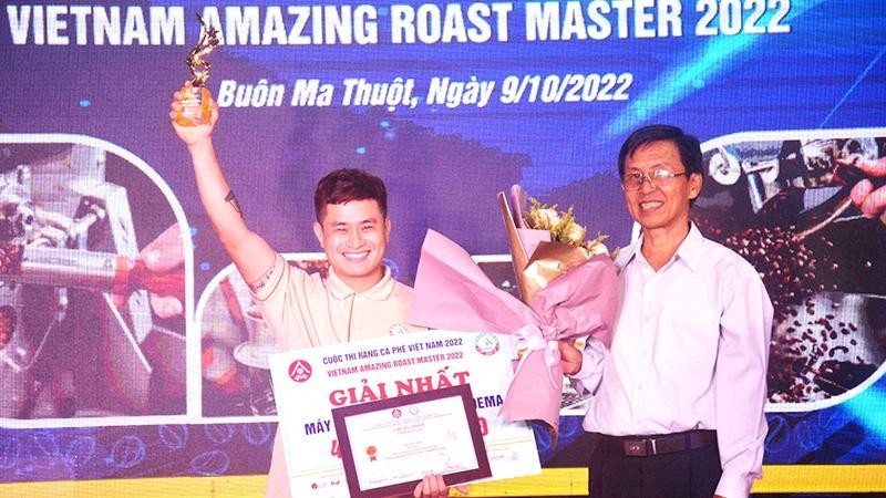 Chủ tịch Hiệp hội Cà-phê Buôn Ma Thuột Trịnh Đức Minh trao giải Nhất cuộc thi rang cà-phê Việt Nam năm 2022 kèm tiền thưởng 30 triệu đồng cho thí sinh Tạ Tuấn Anh đến từ thành phố Hồ Chí Minh. Ảnh nguồn Báo Nhân Dân